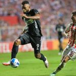 Federico Vera (d) de Unión disputa un balón con Miguel Ángel Borja de Junior hoy, en un partido de la Copa Sudamericana entre Club Atlético Unión y Junior en el estadio 15 de Abril en Santa Fe (Argentina). EFE/Javier Escobar