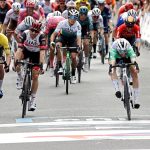 El ciclista colombiano Daniel Felipe Martínez (D) del equipo Ineos Grenadiers cruza la meta para ganar la cuarta etapa de la 61 Itzulia Vuelta al País Vasco, carrera ciclista de 185,6 km desde Vitoria -Gasteiz a Zamudio, País Vasco, norte de España, 07 de abril de 2022. (Ciclismo, España) EFE/EPA/Luis Tejido