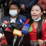 La representante de la comunidad indígena wayúu Sandra Uguarán habla en una rueda de prensa hoy, en Bogotá . EFE/ Carlos Ortega
