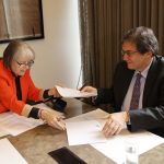 La presidenta de la Agencia EFE, Gabriela Cañas, firma hoy con el director general de la Fundación Gabo, Jaime Abello Banfi, un protocolo de intenciones que busca poner la primera piedra para llevar la Escuela EFE a América, en Bogotá.EFE/Mauricio Dueñas Castañeda