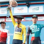 El corredor colombiano, Daniel Felipe Martínez (c), viste el maillot amarillo de vencedor de la Itzulia junto al segundo clasificado en la general, Ion Izagirre (i), y al tercero, el ciclista ruso Aleksandr Vlasov (d), tras la etapa disputada este sábado entre la localidad gipuzcoana de Eibar y el alto de Arrate de la misma localidad. EFEJuan Herrero.