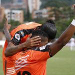 Wilder Guisao del Envigado celebra su gol contra el Independiente Santa Fe durante partido por la fecha 15 entre Envigado y el Independiente Santa Fe como parte de la Liga BetPlay DIMAYOR I 2022 jugado en el estadio Polideportivo Sur de Envigado . Foto: VizzorImage / Juan Augusto Cardona / Contribuidor