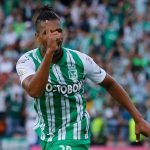 Danovis Banguero de Nacional celebra después de anotar el primer gol de su equipo partido entre Atlético Nacional y América de Cali por la fecha 15 de la Liga BetPlay DIMAYOR I 2022 jugado en el estadio Atanasio Girardot de la ciudad de Medellín. Foto: VizzorImage / Luis Benavides / Cont