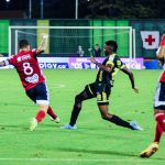 Luis Miguel Angulo de Alianza Petrolera y Adrian Arregui de Deportivo Independiente Medellin disputan el balon durante partido de la fecha 15 entre Alianza Petrolera y Deportivo Independiente Medellin por la Liga BetPlay DIMAYOR I 2022, en el estadio Daniel Villa Zapata de la ciudad de Barrancabermeja. Foto: VizzorImage / Jose D. Martinez / Cont.