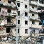 Un hombre fotografía un edificio de apartamentos que ha sido seriamente destruido por la escalada del conflicto en Kyiv, capital de Ucrania. UNICEF-Anton Skyba for The Globe and Mail