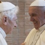 Encuentro entre el Papa Francisco y el Papa emérito Benedetto XVI (2016) (Vatican Media)