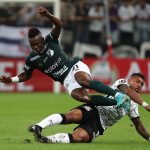 Paulinho (abajo) de Corinthians disputa el balón con Kevin Velasco de Cali hoy, en un partido de la Copa Libertadores entre Corinthians y Deportivo Cali en el estadio Arena de Sao Paulo (Brasil). EFE/Sebastiao Moreira