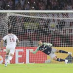 Miguel Ángel Borja (i) de Junior anota un gol hoy, en un partido de la Copa Sudamericana entre Junior y Fluminense en el estadio Metropolitano en Barranquilla (Colombia). EFE/Ricardo Maldonado Rozo