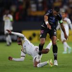 Cristian Pellerano (d) de Independiente disputa el balón con Jeison Lucumí de Tolima hoy, en un partido de la Copa Libertadores entre Independiente del Valle (IDV) y Deportes Tolima en el estadio de IDV en Quito (Ecuador). EFE/José Jácome