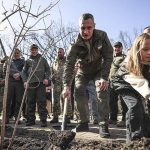 El alcalde de Kiev, Vitali Klitschko, asiste al evento de plantación de árboles en un parque que se llamará "Héroes de Mariúpol" en Kiev, Ucrania, el 14 de abril de 2022. (Metin Aktaş- Agencia Anadolu)