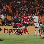 Un tanto en el minuto 93 del extremo Brayan Castrillón le permitió al Deportivo Independiente Medellín (DIM) vencer este jueves por 2-1 al 9 de Octubre ecuatoriano y asumir el liderato del Grupo E de la Copa Sudamericana