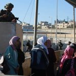 Fieles palestinos recorren los puestos de control de Qalandiya, desde Ramala a Jerusalén, para asistir a la oración del segundo viernes del mes sagrado musulmán de Ramadán en la mezquita de Al-Aqsa, el 15 de abril de 2022, en Ramala, Cisjordania. (Issam Rimawi - Agencia Anadolu)