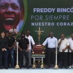 Los exfutbolistas colombianos Eduardo Niño (3-i), René Higuita (5-i), Harold Lozano (6-d) y Farid Mondragón (d), entre otros, posan junto al féretro del exfutbolista colombiano Freddy Rincón hoy, durante un homenaje en el estadio Pascual Guerrero en Cali. EFE/ Ernesto Guzmán Jr