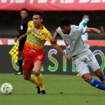 Henry Rojas de Deportivo Pereira y Juan Pereira de Millonarios F. C. disputan el balon durante partido de la fecha 16 entre Deportivo Pereira y Millonarios F. C. por la Liga BetPlay DIMAYOR I 2022, en el estadio Hernan Ramirez Villegas de la ciudad de Pereira. Foto: VizzorImage / Pablo Bohorquez / Cont.