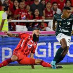 Alejandro Quintana del América disputa el balón con Christian Mafla del Cali durante partido entre América de Cali y Deportivo Cali por la fecha 16 como parte de la Liga BetPlay DIMAYOR I 2022 jugado en el estadio Pascual Guerrero de la ciudad de Cali. Foto: VizzorImage / Gabriel Aponte / Staff