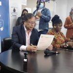 Gustavo Petro firmó este lunes una declaración jurada ante notario en la que promete que no expropiará empresas ni bienes particulares si sale elegido en las presidenciales de Colombia del próximo 29 de mayo, para combatir la que es una de las principales acusaciones de la derecha en su contra