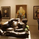 Dos mujeres observan algunas de las obras del artista colombiano Fernando Botero durante un acto conmemorativo por la celebración de sus 90 años, hoy, en el Museo de Antioquia en Medellín (Colombia). Medellín celebra con arte, flores y música el natalicio 90 de Fernando Botero, uno de los más importantes artistas en la historia del país cuyos trabajos son aclamados en exposiciones en todo el mundo y ampliamente apreciados por coleccionistas que pagan millones de dólares por ellos. EFE/Luis Eduardo Noriega A.