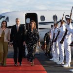 La Vicepresidenta y Canciller de Colombia, Marta Lucía Ramírez recibe al presidente de Paraguay, Mario Abdo Benítez en el aeropuerto Internacional de Cartagena de Indias. Abdo Benítez, viajó este viernes a Colombia para una visita oficial, durante la cual se reunirá con su homólogo de ese país, Iván Duque. EFE/ Presidencia De Colombia