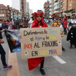 Varias personas protestan en contra del 'fracking' (técnica para la extracción de gas y petróleo del subsuelo), en Bogotá. Una jueza colombiana suspendió este pasado jueves el primer piloto de fracking en el país, que se iba a ejecutar en Puerto Wilches, en el departamento de Santander EFE/ Mauricio Dueñas Castañeda (Mauricio Dueñas Castañeda/EFE)