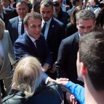 El presiente francés y candidato a la reelección, Emmanuel Macron (c), y su mujer Brigitte (i) saludan a varias personas antes de acudir a un colegio electoral en la segunda vuelta de las elecciones presidenciales francesas, en Le Touquet, Francia, este domingo. EFE/ Christophe Petit Tesson