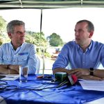 MinAmbiente de Colombia, Carlos Eduardo Correa y el comisario europeo de Medioambiente, Virginijus Sinkevicius instalaron este lunes un diálogo ambiental en la Amazonía colombiana para hablar sobre medio ambiente y acción climática. Está previsto que el trabajo incluya mesas técnicas en las que se revisarán temas de interés común como deforestación, economía circular, océanos, negocios verdes y biodiversidad. EFE/ Ministerio de Ambiente de Colombia