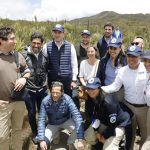 Arriba de izquierda a derecha. El director del Instituto Humboldt, Hernando García Martínez; el viceministro de ordenamiento ambiental del territorio colombiano, Nicolás Galarza; el comisario europeo de Medio Ambiente, Virginijus Sinkevicius; y el embajador de la Unión Europea (UE) en Colombia, Gilles Bertrand, posan con su equipo de trabajo durante una visita al Parque Ecológico Matarredonda, hoy, en zona rural de Bogotá.EFE/ Carlos Ortega