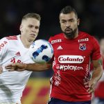 Andrés Cadavid (d) del Medellín disputa hoy el balón con Alemao de Internacional, durante un partido de la Copa Sudamericana entre Deportivo Independiente Medellín (DIM) e Internacional en el estadio Hernán Ramírez Villegas en Pereira . EFE/Ernesto Guzmán