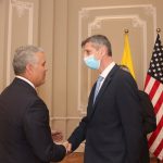 Presidente Ivan Duque y el subsecretario adjunto principal de la Oficina de Asuntos Internacionales de Narcóticos y Aplicación de la Ley (INL) estadounidense, James Walsh