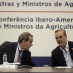 El secretario general iberoamericano, Andrés Allamand , habla con el presidente de República Dominicana, Luis Abinader. La Cumbre Iberoamericana de Santo Domingo, prevista inicialmente para el próximo noviembre, se celebrará entre el 24 y 25 de marzo de 2023, anunció este miércoles el secretario general iberoamericano, Andrés Allamand. EFE/ Orlando Barría