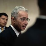 La Jueza 28 de Conocimiento de Bogotá, Carmen Helena Ortiz, rechazó este miércoles la solicitud hecha por la Fiscalía de precluir el proceso contra el expresidente colombiano Álvaro Uribe por supuesto fraude procesal y soborno a testigos, por lo que se espera que la defensa apele el fallo para evitar ir a juicio. EFE/ Juan Zarama /ARCHIVO