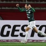 Guillermo Burdisso de Cali celebra un gol hoy, en un partido de la Copa Libertadores entre Always Ready y Deportivo Cali en el estadio Hernando Siles en La Paz (Bolivia). EFE/Martín Alipaz