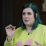 La escritora Elísabet Benavent explica en una entrevista con Efe en Colombia, donde participa en la Feria Internacional del Libro de Bogotá (FILBO), que "si un hombre publica una novela con temática romántica, no se le considera novela romántica". EFE/Carlos Ortega