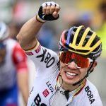 El ganador Sergio Andrés Higuita García de Colombia del equipo Bora-Hansgrohe celebra al cruzar la línea de meta para ganar la cuarta etapa, una carrera de 180 km entre Aigle y Zinal, en el 75 Tour Carrera ciclista de Romandie UCI ProTour cerca de St-Luc, Suiza, el 30 de abril de 2022. (Ciclismo, Suiza) EFEEPAJEAN-CHRISTOPHE BOTT