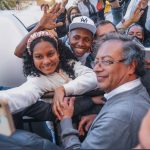 Gustavo Petro con sus seguidores de presentar su Libro Una Vida Muchas Vidas en la Filbo 2022