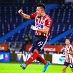 Fernando Uribe del Atlético Junior  celebra su gol contra Envigado  durante partido por la fecha 18 entre Atlético Junior  y Envigado  como parte de la Liga BetPlay DIMAYOR I 2022 jugado en el estadio Metropolitano Roberto Meléndez de Barranquilla. Foto: VizzorImage / Jairo Cassiani / Contribuidor