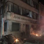 El atentado en Argelia, Cauca dejó dos personas heridas. Las instalaciones de la Alcaldía, una biblioteca e inmuebles cercanos fueron afectados. Foto Cortesía Argelia Noticias