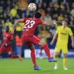 El delantero del Liverpool Luis Díaz cabecea un balón para marcar el segundo gol ante el Villarreal, durante el partido de vuelta de las semifinales de la Liga de Campeones que disputan hoy martes en el estadio de La Cerámica. EFE/Domenech Castelló