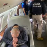 Alias Otoniel, extraditado esta tarde a E.U. nunca imaginó que pagaría parte de sus crímenes en una cárcel gringa.@JairoReport