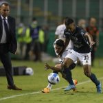 Christian Mafla (d) del Deportivo Cali disputa el balón con Gustavo Mantuan de Corinthians, durante un partido del Grupo E de la Copa Libertadores, disputado en el Estadio Deportivo Cali, en Cali (Colombia). EFE/ Ernesto Guzman Jr