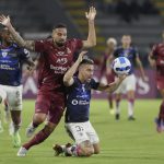 José Moya (i) del Tolima disputa el balón con Jonatan Bauman de Independiente del Valle, durante un partido del Grupo D de la Copa Libertadores disputado en el estadio Manuel Murillo Toro, en Ibagué (Colombia). EFE Carlos