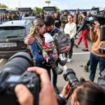 Unos 150 civiles, que se escondían en los sótanos de la planta metalúrgica Azovstal en Mariúpol durante más de 50 días, finalmente llegaron a Zaporiyia.Fotp UKRIFORM