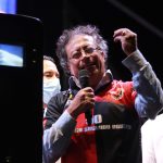 El candidato de la izquierda a la Presidencia de Colombia, Gustavo Petro, retomó este jueves su campaña electoral, suspendida a comienzos de semana tras denunciar un supuesto plan para atentar contra su vida en el centro del país.EFE/ Mario Caicedo