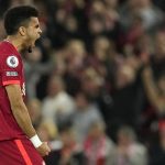 Luis Díaz del Liverpool celebra tras anotar el 1-1 del empate durante el partido de fútbol de la Premier League inglesa entre el Liverpool FC y el Tottenham Hotspur en Liverpool, Gran Bretaña, el 07 de mayo de 2022. (Reino Unido) EFE/EPA/ANDREW YATES