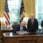 El presidente de los Estados Unidos, Joe Biden (C), firma la Ley de Préstamo y Arriendo de Ucrania en la Oficina Oval de la Casa Blanca en Washington, DC, Estados Unidos, el 09 de mayo de 2022. (Ucrania, Estados Unidos) EFE/EPA/Yuri Gripas / PISCINA