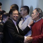 Los campeones olímpicos de halterofilia María Isabel Urrutia y Óscar Figueroa y las glorias del fútbol colombiano Adolfo 'el Tren' Valencia y Willington Ortiz se adhirieron este martes a la campaña de Gustavo Petro, candidato presidencial de la coalición izquierdista Pacto Histórico. EFE/ Carlos Ortega