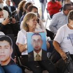 Víctimas e integrantes del colectivo Madres de los Falsos Positivos de Colombia (Mafapo) participan en la audiencia celebrada por la Comisión de la Verdad sobre las ejecuciones extraoficiales de civiles hoy, en Soacha (Colombia). EFE/ Mauricio Dueñas Castañeda