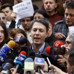 "Tenemos un equipo internacional que está preparando los alegatos que van a ser enviados el día de hoy y que van a mostrar cómo la procuradora se alió con el Gobierno nacional en una misma línea de poder político, en un mismo partido, para poder excluir a los líderes que hacen parte de otra orilla ideológica", dijo en una rueda de prensa El suspendido alcalde de Medellín, Daniel Quintero frente a la Procuraduría en Bogotá. EFE/ Mauricio Dueñas