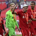 Luis Díaz (2-R) del Liverpool celebra con el trofeo tras ganar la final de la Copa FA inglesa entre Chelsea FC y Liverpool FC en Wembley en Londres, Gran Bretaña, el 14 de mayo de 2022. (Reino Unido, Londres) EFE/EPA/NEIL HALL.