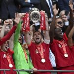 Jordan Henderson (C) del Liverpool levanta el trofeo mientras los jugadores del Liverpool celebran tras ganar la final de la Copa FA inglesa entre el Chelsea FC y el Liverpool FC en Wembley, Londres, Gran Bretaña, el 14 de mayo de 2022. (Jordania, Reino Unido, Londres) EFE/EPA/NEIL HALL.