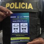 Un policía muestra el volante que identifica al presunto autor material del asesinato del fiscal antimafia paraguayo Marcelo Pecci, en una playa privada de Cartagena de Indias.EFE/ Ricardo Maldonado Rozo